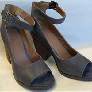 Never Worn! Kelsi Dagger Peep Toe Shoes